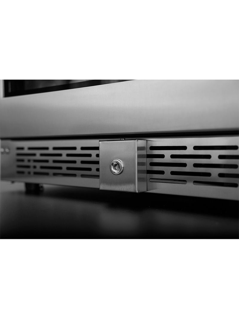 Fechadura integrada na porta que oferece mais segurança e controle de acesso às bebidas. O item é opcional e pode ser removido conforme a preferência, mantendo a estética e a praticidade do produto.