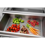 Gavetas em inox antibacteriano com superfície de porosidade zero e tratamento mecânico que inibe a proliferação de bactérias. A ausência de cantos e fendas assegura maior higiene aos alimentos.