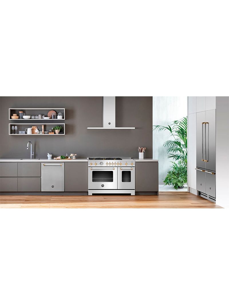 Compõe conjuntos com os demais produtos da linha Bertazzoni Master Series equipados com componentes banhados a ouro como os fogões e a lava-louças.