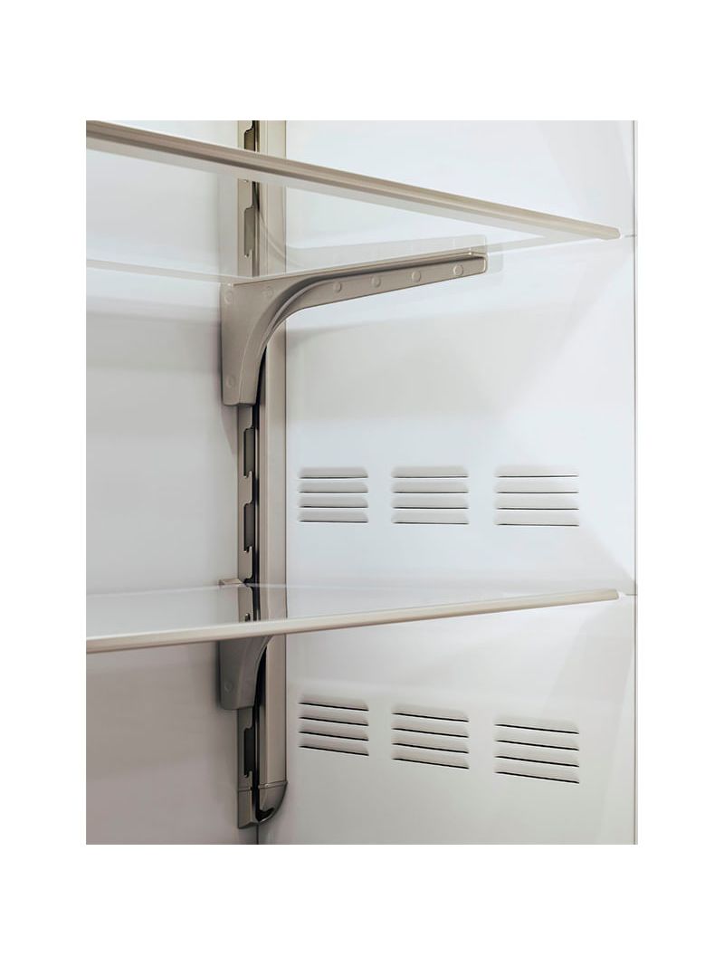 Cortina de ar frio lateral inovadora, tecnologia de fluxo de ar frio que mantém a temperatura interna estável mesmo com a abertura frequente das portas para melhor preservação dos alimentos. Proporciona também maior profundidade interna no refrigerador para armazenar alimentos.