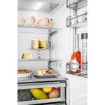 Interior e Exterior 100% em metal e vidro proporciona maior durabilidade ao refrigerador e melhor controle de temperatura.