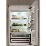 Surround LED garante iluminação uniforme em todo o interior, com 11 pontos de LED distribuídos nos compartimentos superior e inferior.