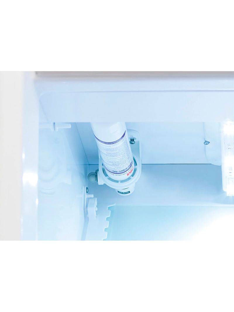 Filtro de água refrigerado fornece água já resfriada ao ice maker para uma produção de gelo mais rápida. Possui função de limpeza automatica que elimina resíduos do circuito de água do ice maker.