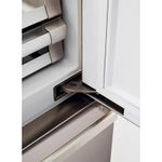 Dobradiças patenteadas “Lift & Swing” permitem embutimentos com as portas a milímetros de distância da lateral do móvel.