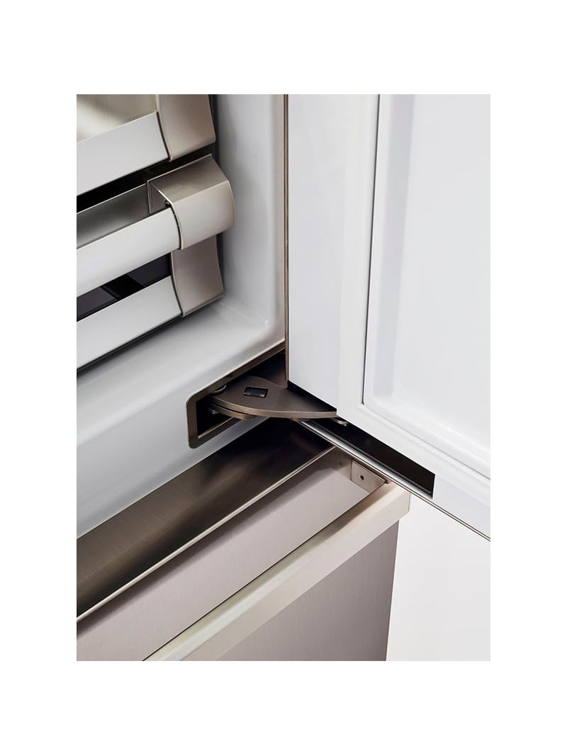 Dobradiças patenteadas “Lift & Swing” permitem embutimentos com as portas a milímetros de distância da lateral do móvel.