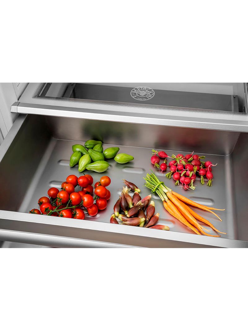 Gavetas em inox antibacteriano com superfície de porosidade zero e tratamento mecânico que inibe a proliferação de bactérias. A ausência de cantos e fendas assegura maior higiene aos alimentos.