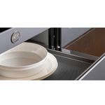 Calor ventilado lateral por convecção realiza o aquecimento rápido e homogêneo de todos os tipos de alimentos e utensílios no interior da gaveta.