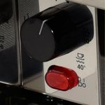 Controle de temperatura de 30 °C a 85 °C permite além de aquecer utensílios e pratos prontos, descongelar e assar lentamente alimentos para desfrutar de resultados mais macios e suculentos.