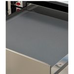 Superfície interna em vidro com um tapete anti-derrapante que evita a movimentação dos pratos e demais utensílios ao abrir e fechar a gaveta.