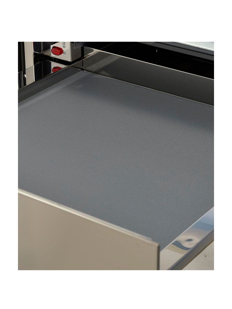 Superfície interna em vidro com um tapete anti-derrapante que evita a movimentação dos pratos e demais utensílios ao abrir e fechar a gaveta.