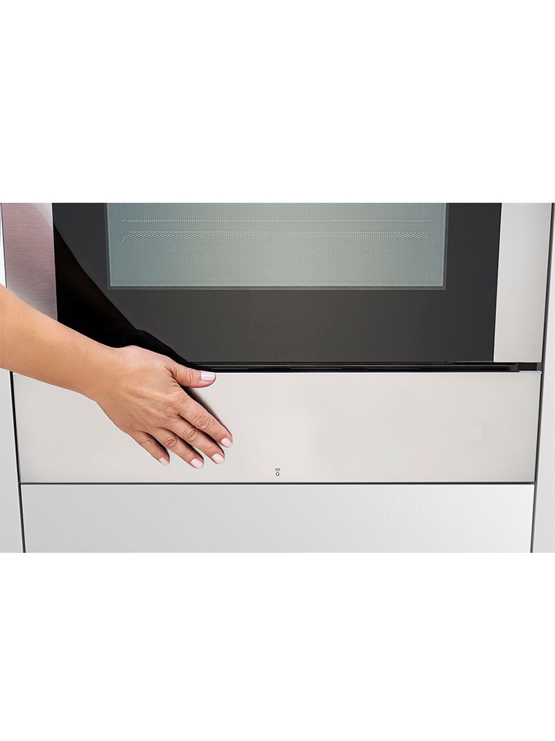 Painel frontal com isolamento térmico proporciona uma temperatura externa segura ao utilizar a gaveta aquecida.