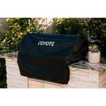 A capa fornece proteção completa para a churrasqueira Coyote em diversas condições climáticas. Protege contra chuva e poeira e contribui para conservar o equipamento por mais tempo.