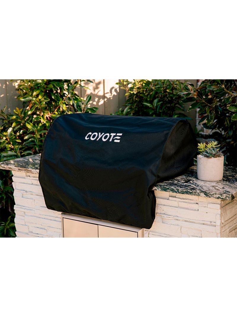 A capa fornece proteção completa para a churrasqueira Coyote em diversas condições climáticas. Protege contra chuva e poeira e contribui para conservar o equipamento por mais tempo.