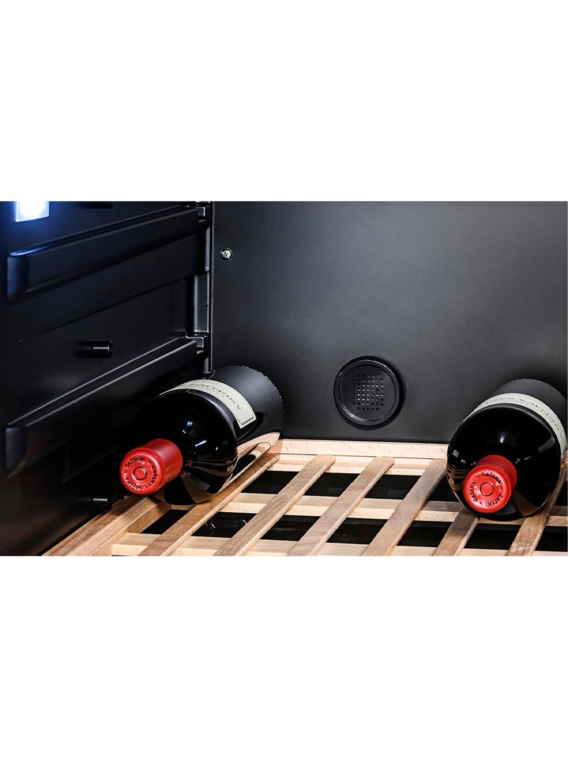 Filtros de carvão ativado presentes nas duas zonas de temperatura, proporcionam ar livre de odores para preservar os sabores e aromas originais dos vinhos. Isto permite aplicar a adega em qualquer ambiente de uma residência.