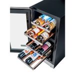 Prateleiras em madeira de faia com corrediças telescópicas de extração total, tratamento anti-umidade e sem aplicação de verniz para evitar odores nocivos aos vinhos, permitem selecionar garrafas de forma fácil e segura. Molduras frontais em elegante inox escovado compõe um conjunto estético com a porta e puxador da adega.