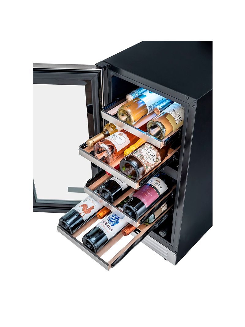 Prateleiras em madeira de faia com corrediças telescópicas de extração total, tratamento anti-umidade e sem aplicação de verniz para evitar odores nocivos aos vinhos, permitem selecionar garrafas de forma fácil e segura. Molduras frontais em elegante inox escovado compõe um conjunto estético com a porta e puxador da adega.