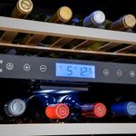 Iluminação por LEDs elegante luz fria e uniforme por todo o seu interior acionada ao abrir a porta e que pode ainda ser mantida acesa.