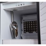 Pá coletora em inox que facilita a retirada do gelo com praticidade, mantendo a organização e a elegância no uso diário.