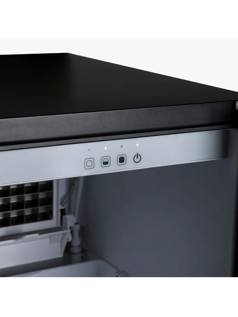 Painel de controle superior com comandos intuitivos e indicadores luminosos que permitem acionar e acompanhar o funcionamento da máquina de gelo com precisão e praticidade.