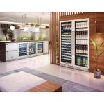 Compõe conjuntos com os demais produtos da linha Tecno Professional com o mesmo design e puxador tubular em inox, como as adegas, as cervejeiras, o frigobar e a máquina de gelo.