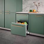 Permite revestimento com o mesmo painel e puxadores do móvel podem ser aplicados nas frentes das gavetas para uma elegante integração ao projeto de cozinha. Pode compor conjuntos com os demais produtos para revestir como a adega, a cervejeira e a máquina de gelo.