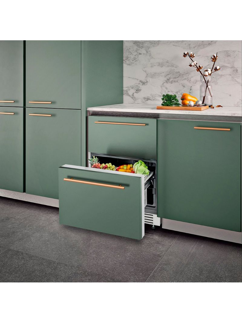 Permite revestimento com o mesmo painel e puxadores do móvel podem ser aplicados nas frentes das gavetas para uma elegante integração ao projeto de cozinha. Pode compor conjuntos com os demais produtos para revestir como a adega, a cervejeira e a máquina de gelo.