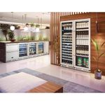 Compõe conjuntos com os demais produtos da linha Tecno Professional com o mesmo design e puxador tubular em inox, como as adegas, as cervejeiras, o frigobar e a máquina de gelo.