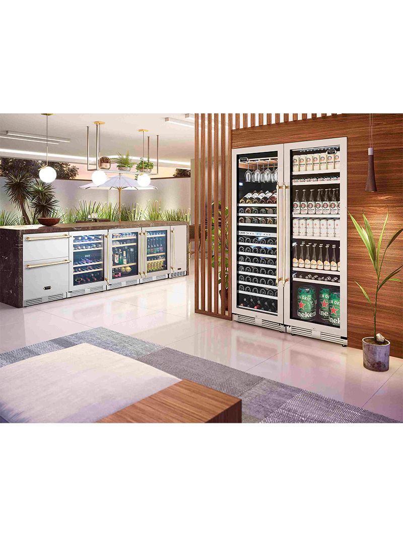 Compõe conjuntos com os demais produtos da linha Tecno Professional com o mesmo design e puxador tubular em inox, como as adegas, as cervejeiras, o frigobar e a máquina de gelo.