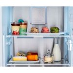 Prateleiras em vidro temperado robustas e com elegantes frisos metálicos, resfriam mais rapidamente os alimentos e suportam grandes pesos de até 20 Kg cada.