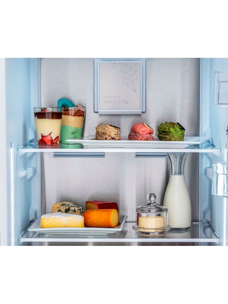 Prateleiras em vidro temperado robustas e com elegantes frisos metálicos, resfriam mais rapidamente os alimentos e suportam grandes pesos de até 20 Kg cada.