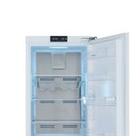 Painel interno em inox elegante acabamento em aço, aplicado na parte traseira do compartimento refrigerado.