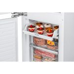 Freezer com Sliding Tray exclusivo e conveniente acesso rápido e fácil aos alimentos e bebidas do dia a dia armazenados na bandeja superior do freezer.