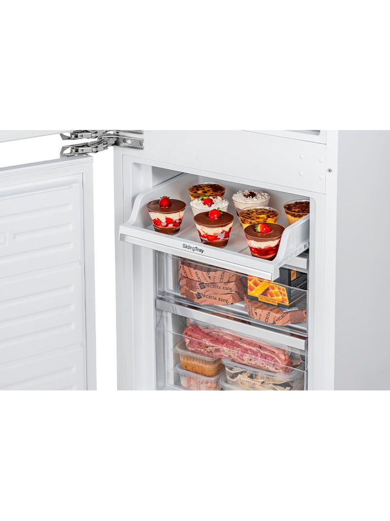 Freezer com Sliding Tray exclusivo e conveniente acesso rápido e fácil aos alimentos e bebidas do dia a dia armazenados na bandeja superior do freezer.