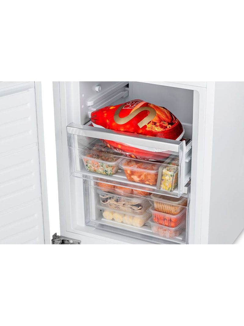 Gavetas XXL no freezer com gavetas e prateleiras de vidro removíveis que permitem o armazenamento de grandes alimentos, como bolos inteiros ou peru.