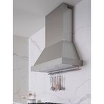 Varão com design tubular cromado e detalhes dourados da linha Heritage.