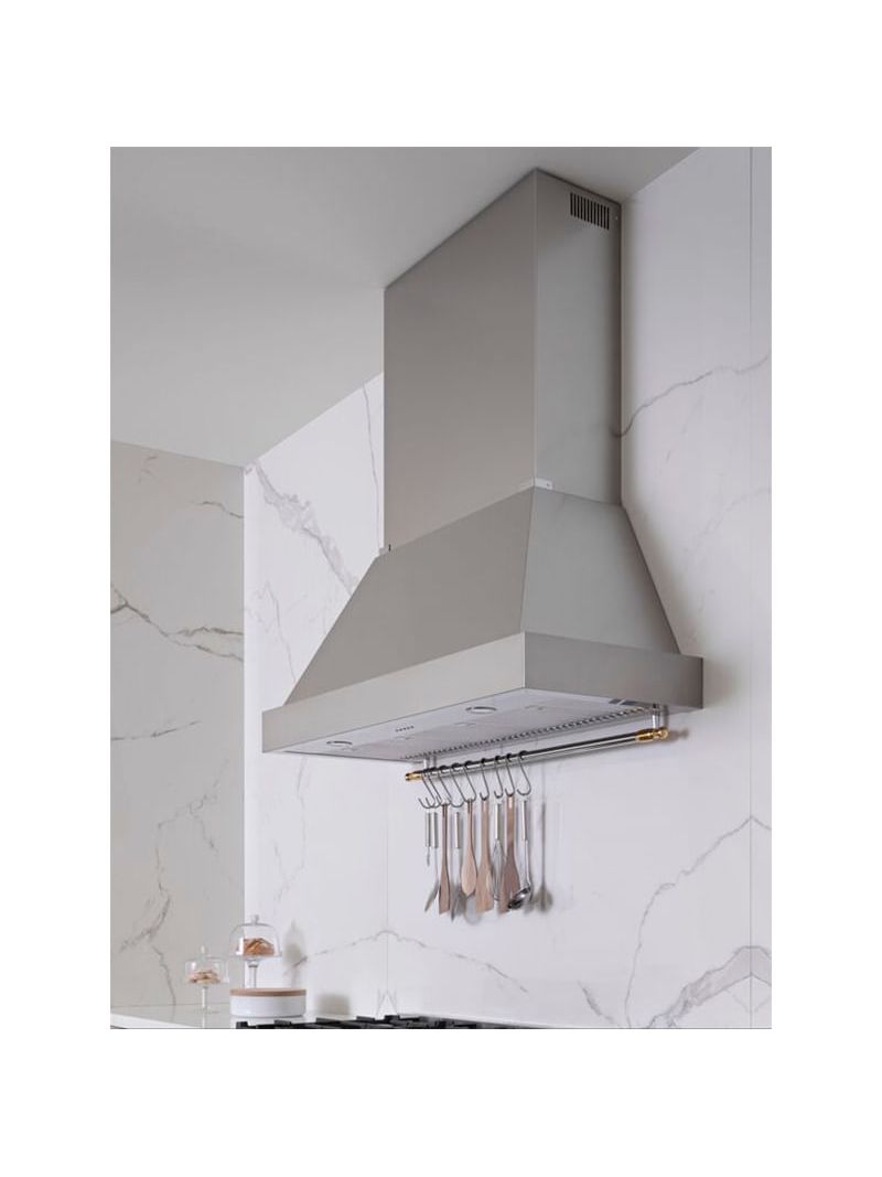 Varão com design tubular cromado e detalhes dourados da linha Heritage.