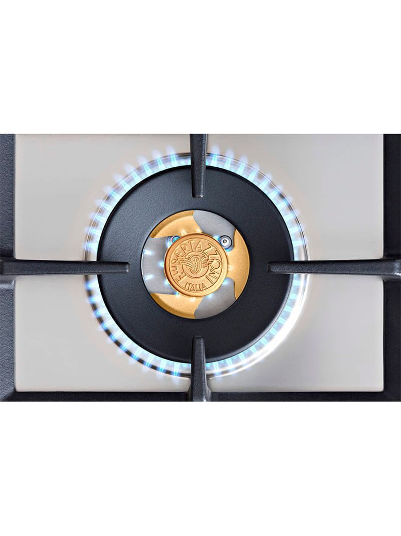 Queimador Dual Flame com potência de 5.000 W e acendimento sequencial das chamas internas e externas. Garante controle preciso do calor para todos os tipos de receitas, com potência inicial de apenas 480 W. Espalhador de chama central em latão com assinatura Bertazzoni.