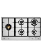 Queimadores maiores nas laterais permitem o uso simultâneo de duas panelas de grandes dimensões, sem ocupar todos os espaços do cooktop.