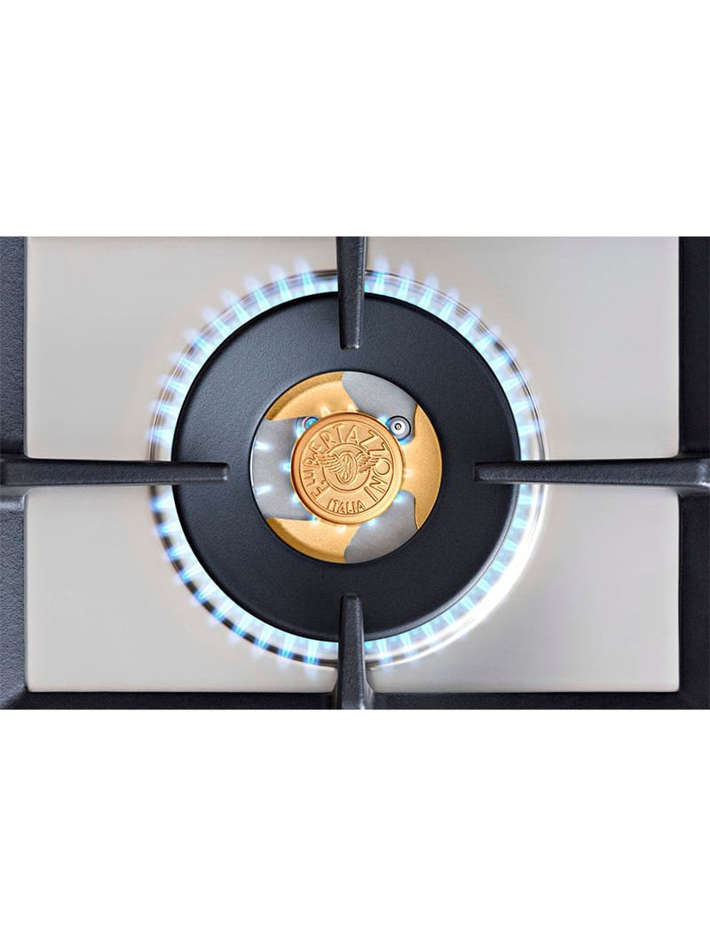 Queimador Dual Flame com potência de 5.000 W e acendimento sequencial das chamas internas e externas. Garante controle preciso do calor para todos os tipos de receitas, com potência inicial de apenas 480 W. Espalhador de chama central em latão com assinatura Bertazzoni.