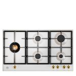 Queimadores maiores nas laterais permitem o uso simultâneo de duas panelas de grandes dimensões, sem ocupar todos os espaços do cooktop.