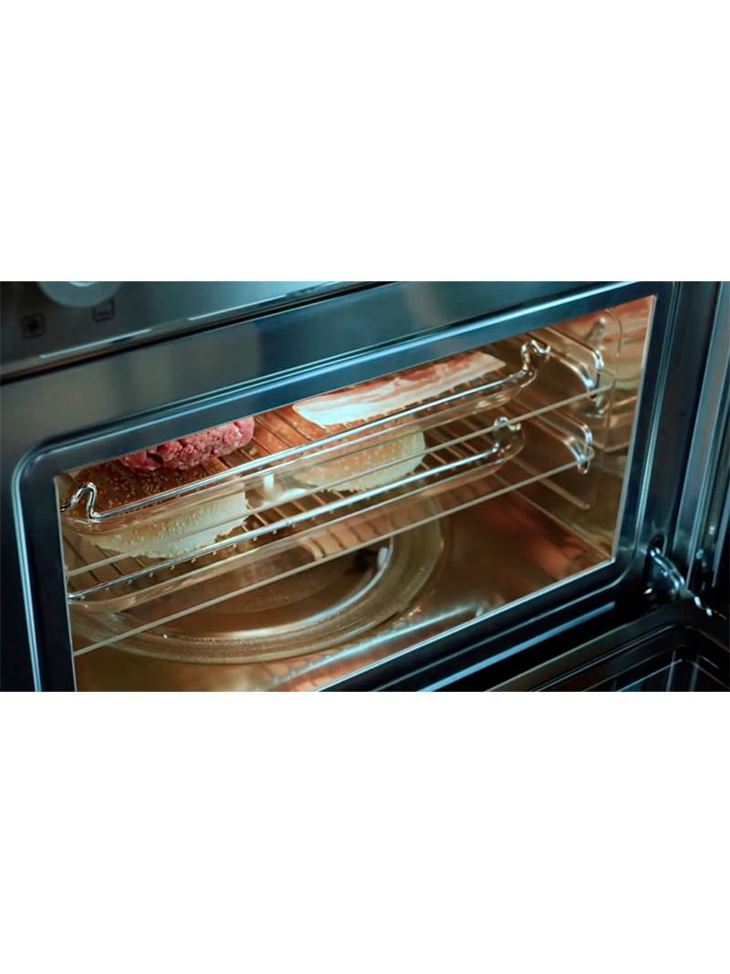 Preparo simultâneo de diferentes alimentos sem troca de sabor ou aroma entre os pratos ao utilizar o calor por convecção ventilada, tornando mais rápido e fácil cozinhar.