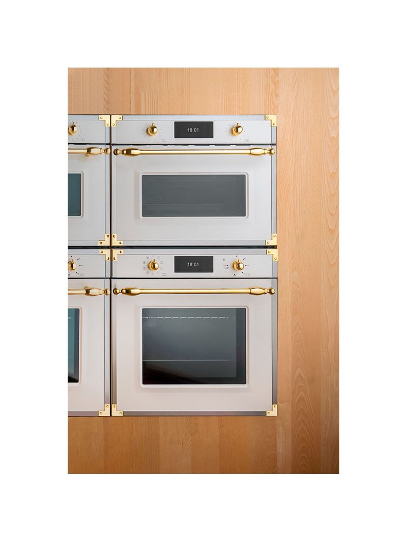 Embutimento em torre pode ser instalado com o forno F6011HER VPTXG e/ou com a gaveta aquecida WD60 PRO X, mantendo o mesmo puxador e acabamentos em latão polido para um conjunto estético uniforme e sofisticado.