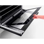Porta com vidro duplo reduz drasticamente a temperatura da superfície externa do forno garantindo segurança e redução do consumo de energia.