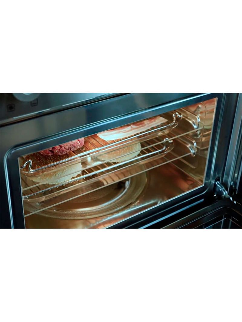 Preparo simultâneo de diferentes alimentos sem troca de sabor ou aroma entre os pratos ao utilizar o calor por convecção ventilada, tornando mais rápido e fácil cozinhar.