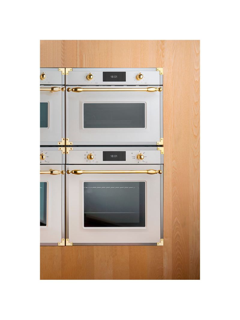 Embutimento em torre pode ser instalado com o forno F6011HER VPTXG e/ou com a gaveta aquecida WD60 PRO X, mantendo o mesmo puxador e acabamentos em latão polido para um conjunto estético uniforme e sofisticado.