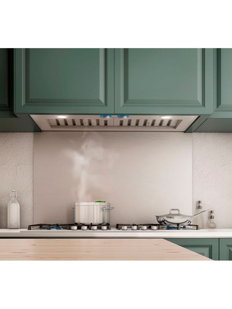 Iluminação com LEDs de 6,5W permitem visualizar o ponto de preparo desejado em cada alimento por entre a fumaça e o vapor. Iluminação de 3.000 Kelvin com 540 Lumens.