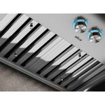 Manípulos retráteis retroiluminados acionam de forma prática e rápida as 2 intensidades de iluminação e as 4 velocidades da coifa.