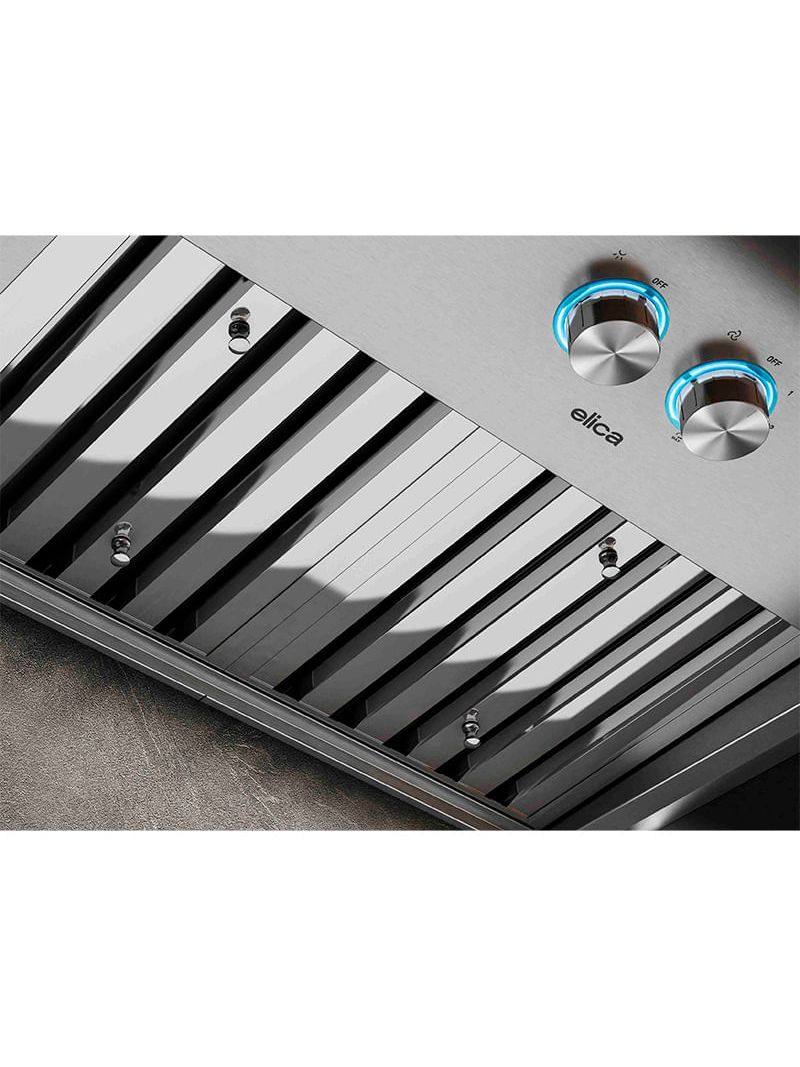 Manípulos retráteis retroiluminados acionam de forma prática e rápida as 2 intensidades de iluminação e as 4 velocidades da coifa.