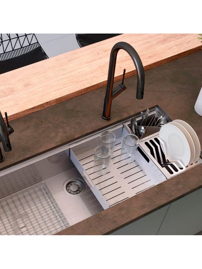 Escorredor perfurado com encaixe sobre a cuba, ideal para a secagem de pratos, copos e talheres, mantendo a bancada organizada e a água direcionada diretamente para a cuba.