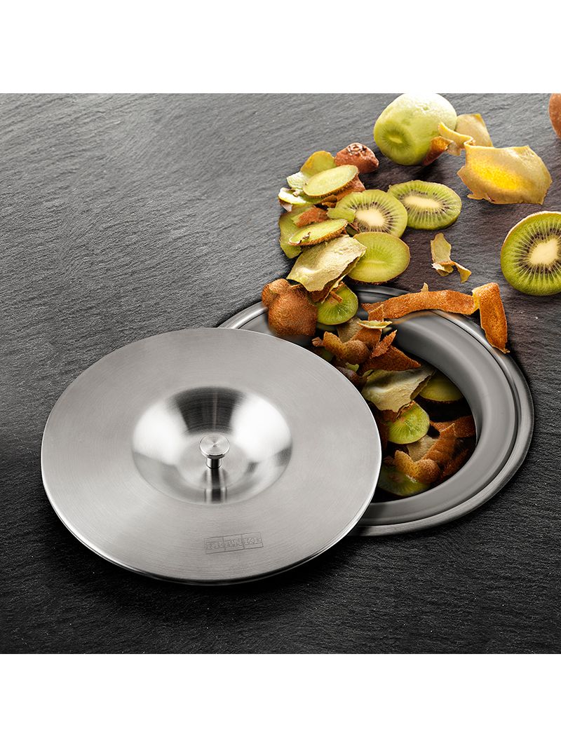 A Lixeira de Sobrepor Franke permite descarte rápido e discreto, com acabamento em inox e design sofisticado que valoriza o projeto.